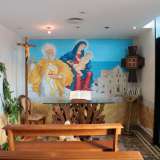 L�interno � una piccola stanza occupata quasi interamente da una fila di panche in legno. La parete di fronte ai sedili � coperta da un affresco moderno in cui spiccano i simboli della citt� di Bari: il mare, San Nicola e la Cattedrale, oltre a una Madonna col Bambino posta al centro